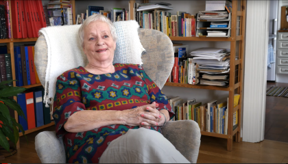 Näyttelijä Eila Roine istu nojatuolissa