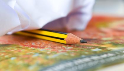 Lyijykynä lehden päällä. Kuvituskuva.