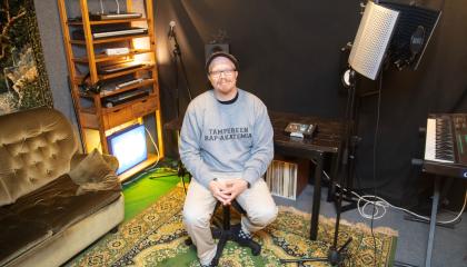 Niko Torvinen istuu studioksi muutetussa kellarihuoneessa.