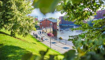 Tammerkosken alajuoksulle päin vehreää kesäistä maisemaa, taustalla Verkaranta ja Kehräsaari.
