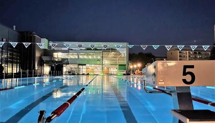 Tampereen maauimalan allas iltavalaistuksessa.