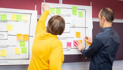 Ihmisiä ideoimassa.