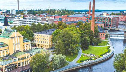 Ilmakuva Laikun alueelta kesällä. Kuvassa näkyvät Tampereen Teatteri, kulttuuritalo Laikku ja Tammerkoskea. Etäällä näkyy myös Näsinneula. 