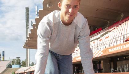 Jere Haapalainen wearing jeans and a sweatshirt in the starting position at Ratina stadium.