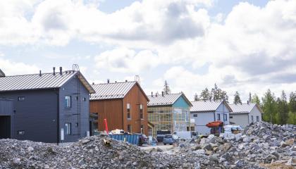 Rakenteilla olevia omakotitaloja rivistö ja ympärillä sorakasoja.