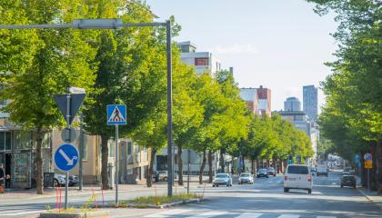 Suojatie ja liikennettä Satamakadulla.