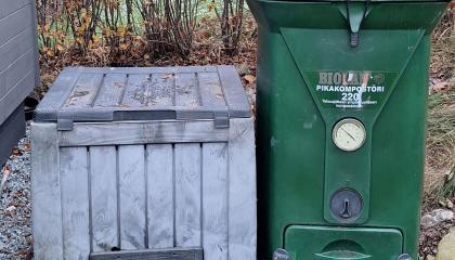 Biojätekompostori ja kehikko jälkikompostointiin.