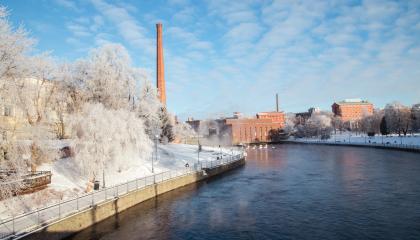 Kirkas talvisää ja näkymä koskelle, jonka taustalla näkyy Finlaysonin entisiä vanhoja punatiilisiä rakennuksia.
