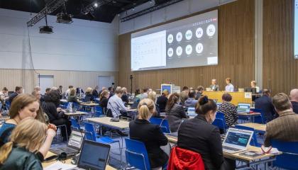 Valtuutettuja Tampere-talossa kokouksessa.