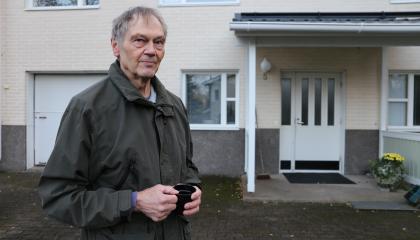 Henkilö omakotitalon pihalla.