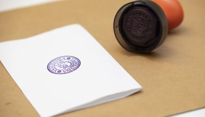 Äänestyslippu ja leimasin. 