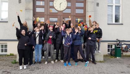 Hatanpään opiskelijoita lukion edessä.