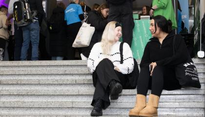 Etualalla panoraamakuva Tampereesta ja teksti Äänestyspaikka. Taustalla äänestyskoppeja.