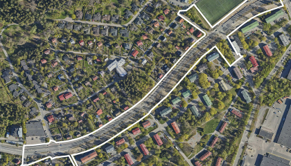 Kaava-alueen rajaus ilmakuvan päällä.