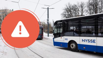 Bussi ja ratikka talvimaisemassa. Kuvan päällä häiriösymboli.