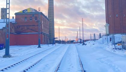 Valmista raidetta Hiedanrannassa talvella.