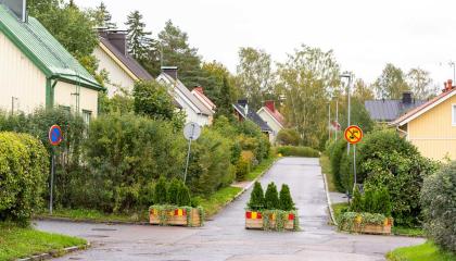 Istutuslaatikoilla katkaistu katu Härmälässä.
