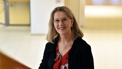 Henkilö seisoo portailla.