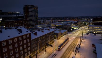 Ratikka pimeään aikaan Hatanpään valtatien päätepysäkillä.