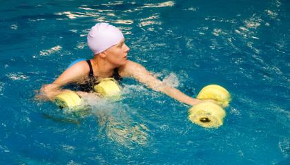 Nainen harrastaa vesijumppaa.