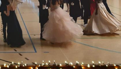 Wanhojen tanssin pukuja.