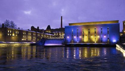 Tammerkoski valaistuna Ukrainan lipun värein.