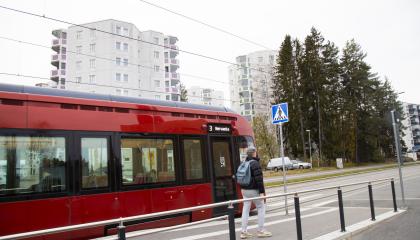 Ratikka kulkee Hervannassa kerrostalojen välissä.