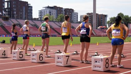 Urheilijoita seisomassa lähtöviivalla