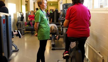 Naiset kuntoilevat Luotsien kuntosalivuorolla.