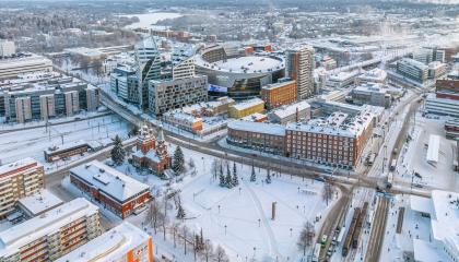 Sorin aukion ja Nokia Arenan ympäristöä ja liikennettä talvella.