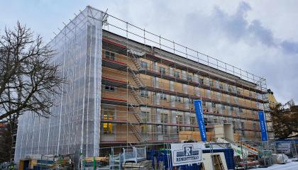 Suuren keltaisen rakennuksen ympärille on pystytetty rakennustelineet.