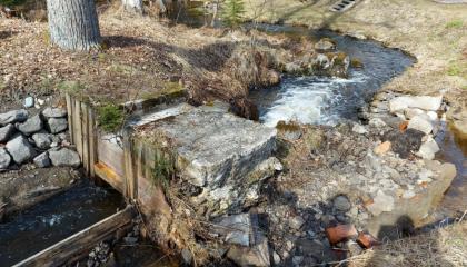 Vanha betonipato Pärrinkoskessa.