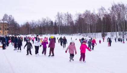 Luistelijoita Sorsapuiston tekojäällä.