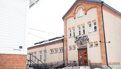 Tavara-aseman rakennus ulkoa kuvattuna pääsisäänkäynnin puolelta.