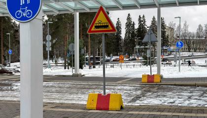 Ratikasta ilmoittava liikennemerkki TAYSin ratikkapysäkillä