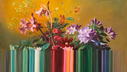 Kellertävä kukkamaalaus, josta lähtee väriraidat alaspäin. 