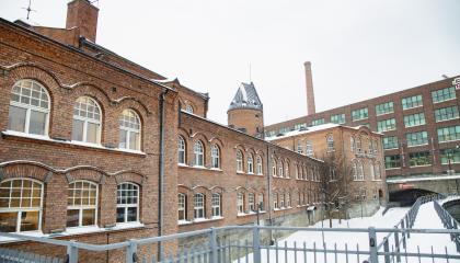 Frenckellin vanhat punatiiliset rakennukset lumisessa maisemassa.