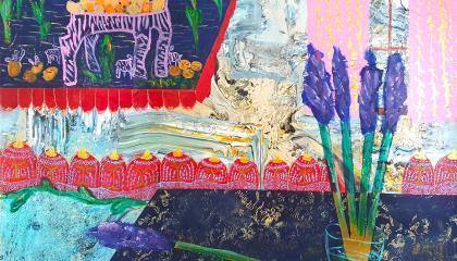 Värikkäässä maalauksessa on violetteja kukkia, punaisia rintoja ja violetti eläinhahmo taustalla.