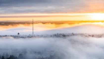 Sumuinen auringonlaskumaisema Pyynikinharjulle päin.
