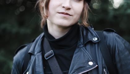 Sarjakuva-Finlandia voittaja Emilia Laatikainen lähikuvassa, ulkovaatteissa ja päässään musta pipo