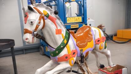 Kunnostettu karusellihevonen Tredun hallissa. 