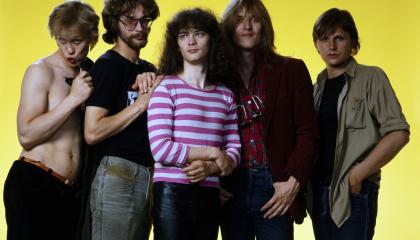 Viisi nuorta miestä poseeraa kameralle. Miehet ovat Eppu Normaali bändistä.