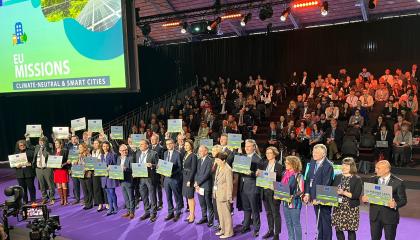 Ilmastokaupunkitunnuksen saajia lavalla Brysselissä.