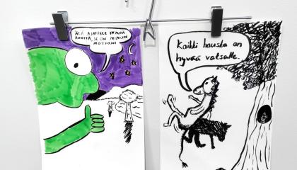Kaksi nuorten tekemää sarjakuvatyylistä kuvitusta roikkuu housuhenkarista