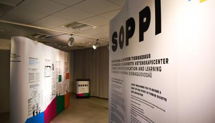 Näyttelyseinäkkeitä galleriatilassa.