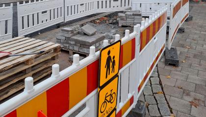 Työmaa-aitoja katutyömaan ympärillä.