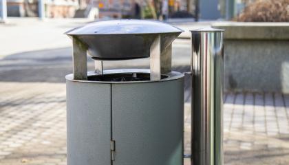 Roskasäiliö, jonka kyljessä pienempi, putkimainen säiliö.