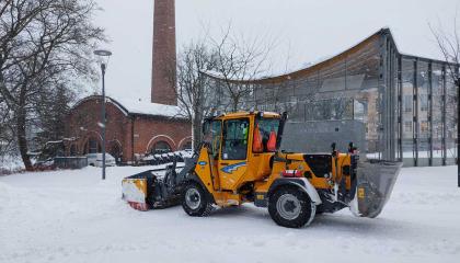 Auraustraktori Laikunlavan edustalla.