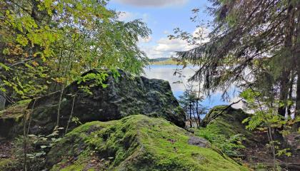 Kivikkoa Pyhäjärven rannalla, Härmälän luontopolulla.