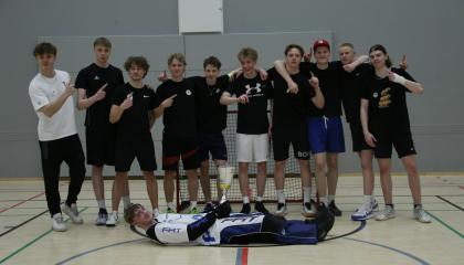 Kuva joukkueesta rivissa voiton jälkeen.